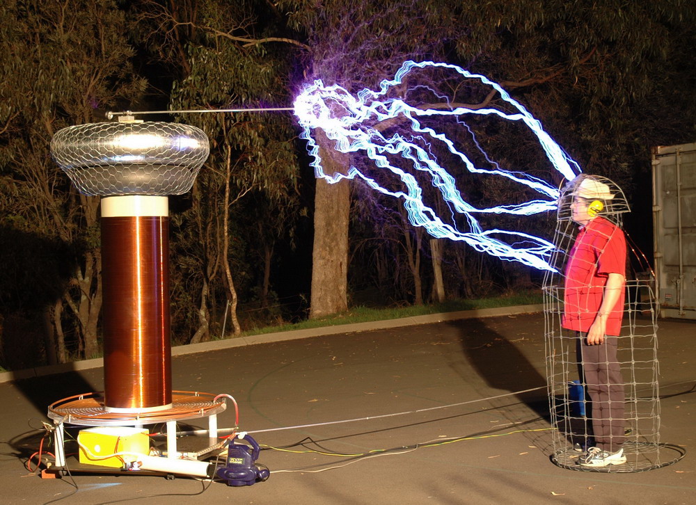 Personne dans une cage de faraday frappée par la foudre