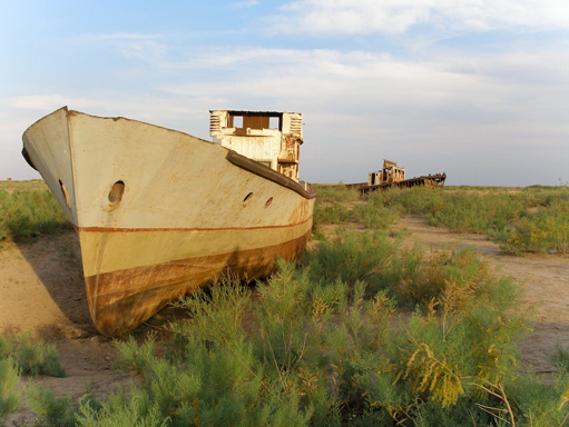 Carcasse de bateau dans la mer d'Aral dess�ch�e