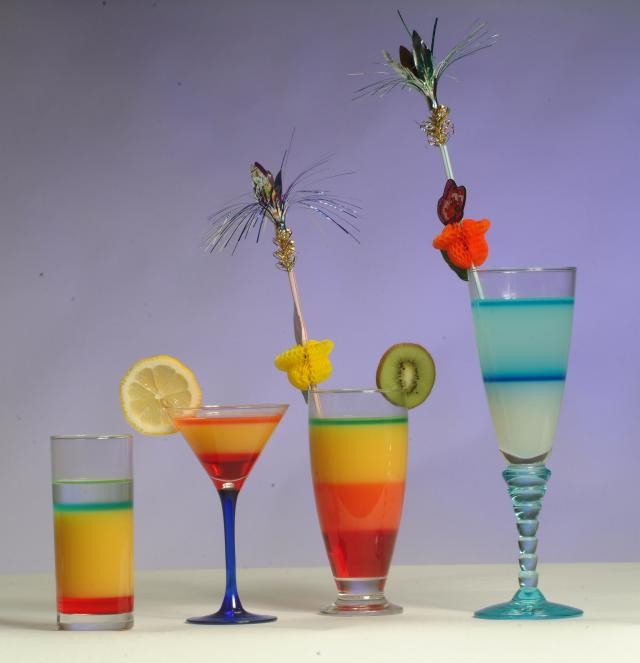 Présentations de différents cocktails à étages bien colorés. 