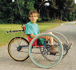 Le tricycle duo avant, bien stable pour un jeune handicapé