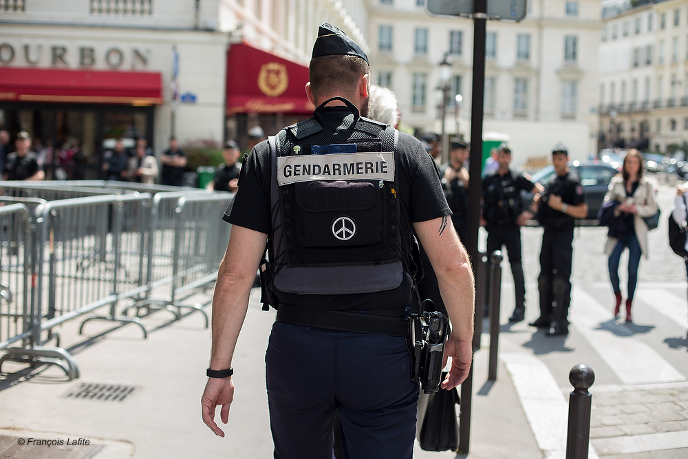 Policier portant le symbole peace and love