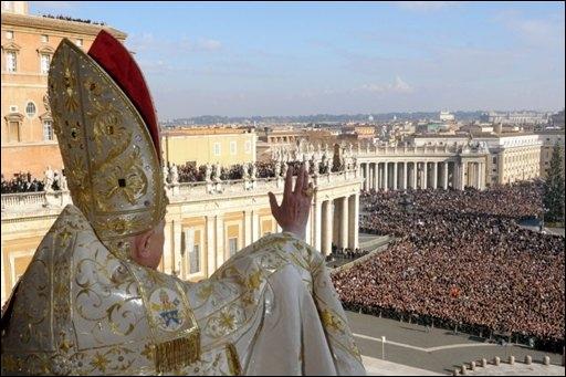 La foule est bénie par le pape