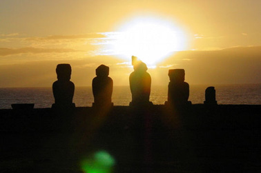 Statues de l'île au soleil couchant