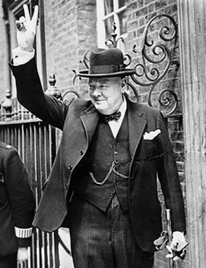 Churchill sortant du 10 Downing Street, arbore le signe V de la Victoire des Alliés. 