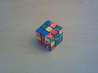 Ici, le cube est vu sous un autre angle, du côté du coin blanc restant. 