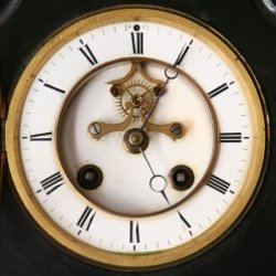 Une horloge avec un quatre d'horloger