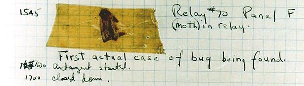 L'insecte en question, scotché sur le carnet. On voit clairement écrit en dessous la célèbre citation : « First actual case of bug being found ». 