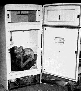Trois enfants dans un réfrigérateur abandonné dans un garage. Ils jouaient à cache-cache. 