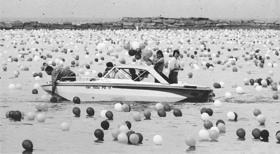 Lac Érié recouvert de ballons après le lâcher