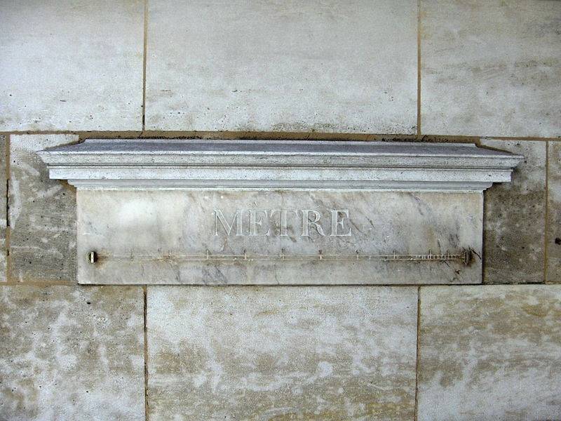 En marbre et installé à Paris par la Convention, un mètre étalon encore en place (encore récemment du moins) rue de Vaugirard en face du Luxembourg. 